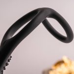 ROCKS-OFF - RO-ZEN RRO PLUG ANALE CON ANELLO VIBRANTE PER IL PENE NERO - immagine 2